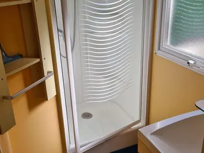 Salle de bains dans l'établissement Mobil-home avec Terrasse - 2 Chambres, 6 Personnes - API-1-52-514