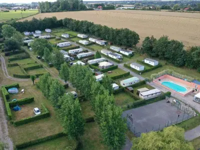 Piscine de l'établissement Mobil home PMR avec terrasse, 2 chambres pour 3 pers. - API-1-52-548 ou située à proximité