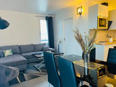 Coin salon dans l'établissement Appart 2 chambres Cergy, dernier étage ascenseur