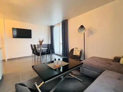 Télévision ou salle de divertissement dans l'établissement Appart 2 chambres Cergy, dernier étage ascenseur
