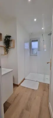 Salle de bains dans l'établissement Georgette-sur-Mer