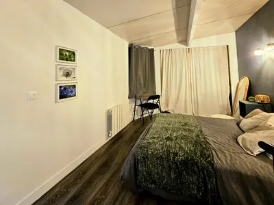 Un ou plusieurs lits dans un hébergement de l'établissement Maison Duplex Confort-Coté Cour et Jardins-Centre Gare