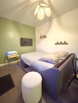Un ou plusieurs lits dans un hébergement de l'établissement Maison Duplex Confort-Coté Cour et Jardins-Centre Gare