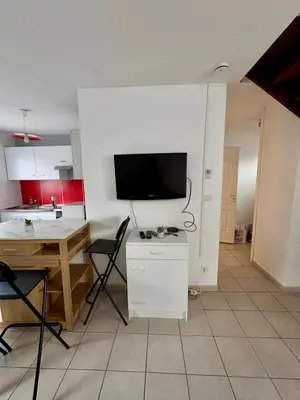 Télévision ou salle de divertissement dans l'établissement Un calme à la ville