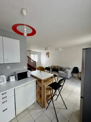 Cuisine ou kitchenette dans l'établissement Un calme à la ville