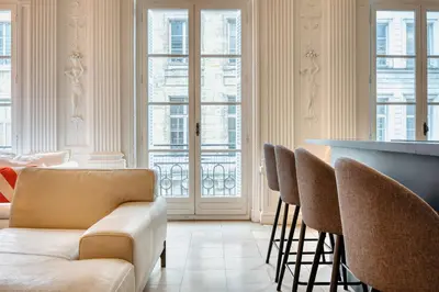 Coin salon dans l'établissement Le Jeanne d'Arc magnifique F3 de style haussmannien !