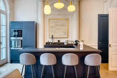 Cuisine ou kitchenette dans l'établissement Le Jeanne d'Arc magnifique F3 de style haussmannien !