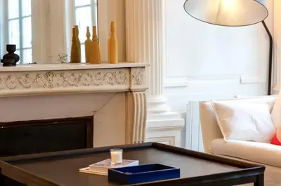 Coin salon dans l'établissement Le Jeanne d'Arc magnifique F3 de style haussmannien !
