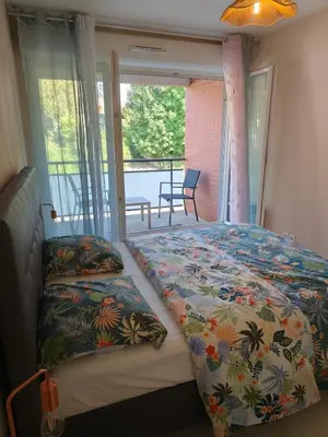 Un ou plusieurs lits dans un hébergement de l'établissement Chambre privée avec balcon de 3,5 m2 chez particulier