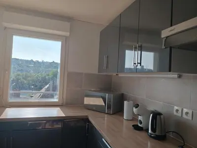 Cuisine ou kitchenette dans l'établissement Chambre privée avec balcon de 3,5 m2 chez particulier