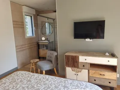 Télévision ou salle de divertissement dans l'établissement Suite Evasion - Jaccuzzi et petit déjeuner