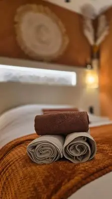 Un ou plusieurs lits dans un hébergement de l'établissement Escape Zen - Suite and Spa