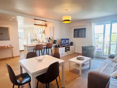 Télévision ou salle de divertissement dans l'établissement Bel appartement, proche gare, Poissy- Ouest Paris