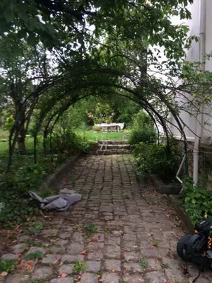 Jardin de l'établissement Petite Maison indépendante avec jardin à Montlignon quatre couchages