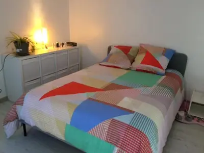 Un ou plusieurs lits dans un hébergement de l'établissement Petite Maison indépendante avec jardin à Montlignon quatre couchages