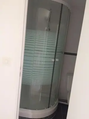 Salle de bains dans l'établissement Petite Maison indépendante avec jardin à Montlignon quatre couchages