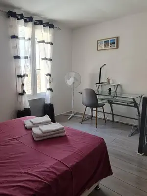 Un ou plusieurs lits dans un hébergement de l'établissement Duplex cosy à quelles minutes à pied du centre ville