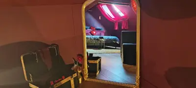 Télévision ou salle de divertissement dans l'établissement Suite Tentation Spa privatif & ambiance romantique