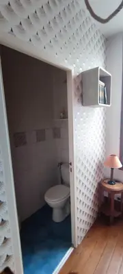 Salle de bains dans l'établissement Le Morel