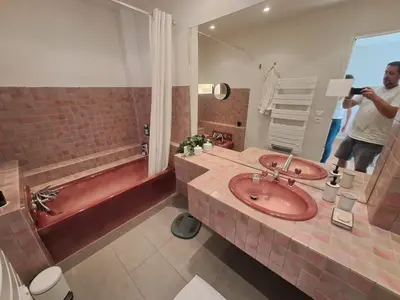 Salle de bains dans l'établissement La Pause du Roi - Séjour élégant au cœur d'Amiens