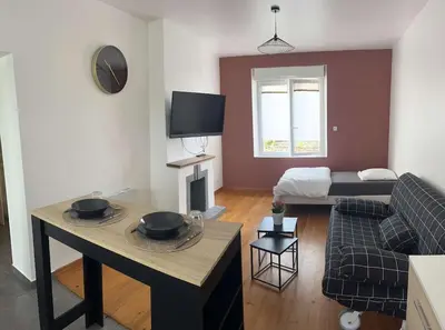 Télévision ou salle de divertissement dans l'établissement Studio confortable avec espace extérieur