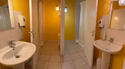 Salle de bains dans l'établissement Gîte 6 chambres du Moulin de Fourges privatisable - 19 personnes