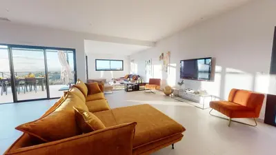 Télévision ou salle de divertissement dans l'établissement Villa Sunset, un balcon sur l'Uzège