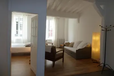 Un ou plusieurs lits dans un hébergement de l'établissement Une Chambre Dans L'atelier De R