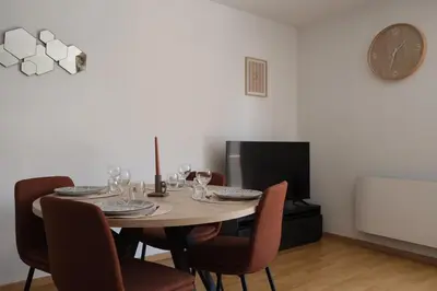 Télévision ou salle de divertissement dans l'établissement Lumineux T3 - 2 chambres, balcon - proche de Rouen