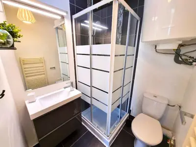 Salle de bains dans l'établissement Studio Moderne Bien Pensé