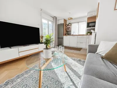 Télévision ou salle de divertissement dans l'établissement Balcon privé Parking & Fibre Proche Paris