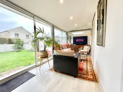 Télévision ou salle de divertissement dans l'établissement Maison La Palmeraie - Jardin au calme, gare à 5 min