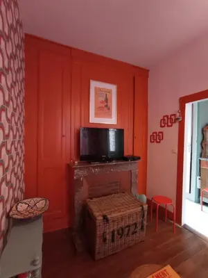 Télévision ou salle de divertissement dans l'établissement maison au charme rétro, équipée et tranquille