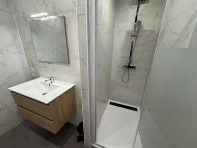 Salle de bains dans l'établissement Family Apparts Criel 1