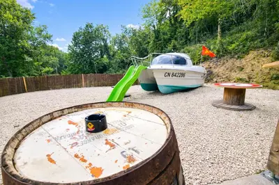 Jardin de l'établissement Le chalet au bord de seine