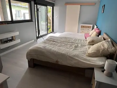 Un ou plusieurs lits dans un hébergement de l'établissement Chambre pour 4 personnes avec SdB privative et jacuzzi