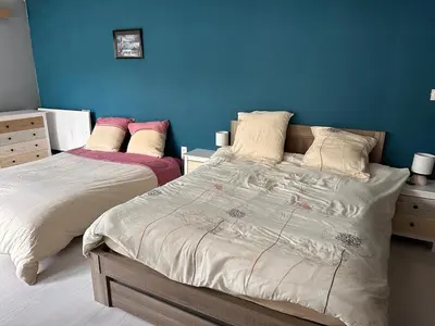 Un ou plusieurs lits dans un hébergement de l'établissement Chambre pour 4 personnes avec SdB privative et jacuzzi