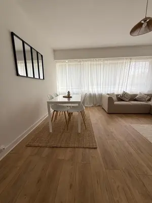Coin salon dans l'établissement Appartement neuf, moderne et lumineux à Vernon