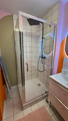 Salle de bains dans l'établissement La Rétro-Capsule - 2 chambres & parking