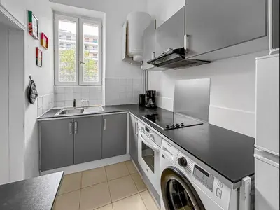 Cuisine ou kitchenette dans l'établissement Superbe appartement avec hauteur sous plafond à Poissy en plein centre Ville Ideal professionnels couples et famille