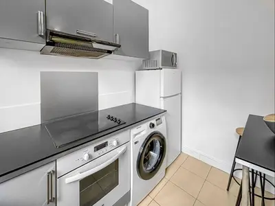 Cuisine ou kitchenette dans l'établissement Superbe appartement avec hauteur sous plafond à Poissy en plein centre Ville Ideal professionnels couples et famille