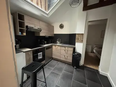 Cuisine ou kitchenette dans l'établissement charmant appartement 4 pers hyper centre, au calme