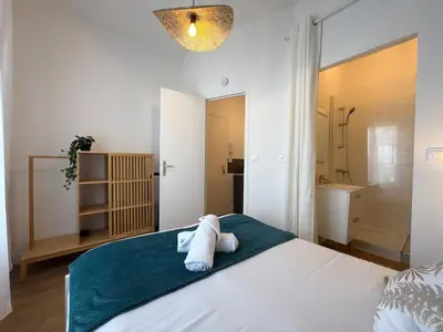 Un ou plusieurs lits dans un hébergement de l'établissement Appartement tout confort d Elbeuf -proche gare