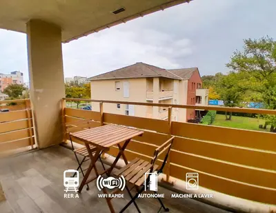 Balcon ou terrasse dans l'établissement Calme & spacieux, RER A 3 min, Parking, 2 salles d'eau