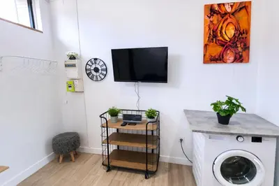 Télévision ou salle de divertissement dans l'établissement Studio avec terrasse