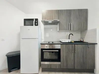 Cuisine ou kitchenette dans l'établissement Grand Studio Lumineux Proche Centre-Ville