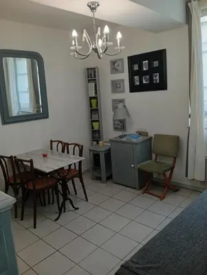 Coin salon dans l'établissement Le Desceliers - entre port, plage et centre ville