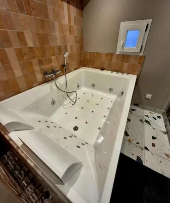 Salle de bains dans l'établissement Appartement jacuzzi et terrasse