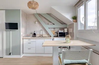 Cuisine ou kitchenette dans l'établissement Le Studio Monet joli studio vue Cathédrale !