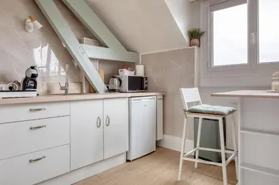 Cuisine ou kitchenette dans l'établissement Le Studio Monet joli studio vue Cathédrale !